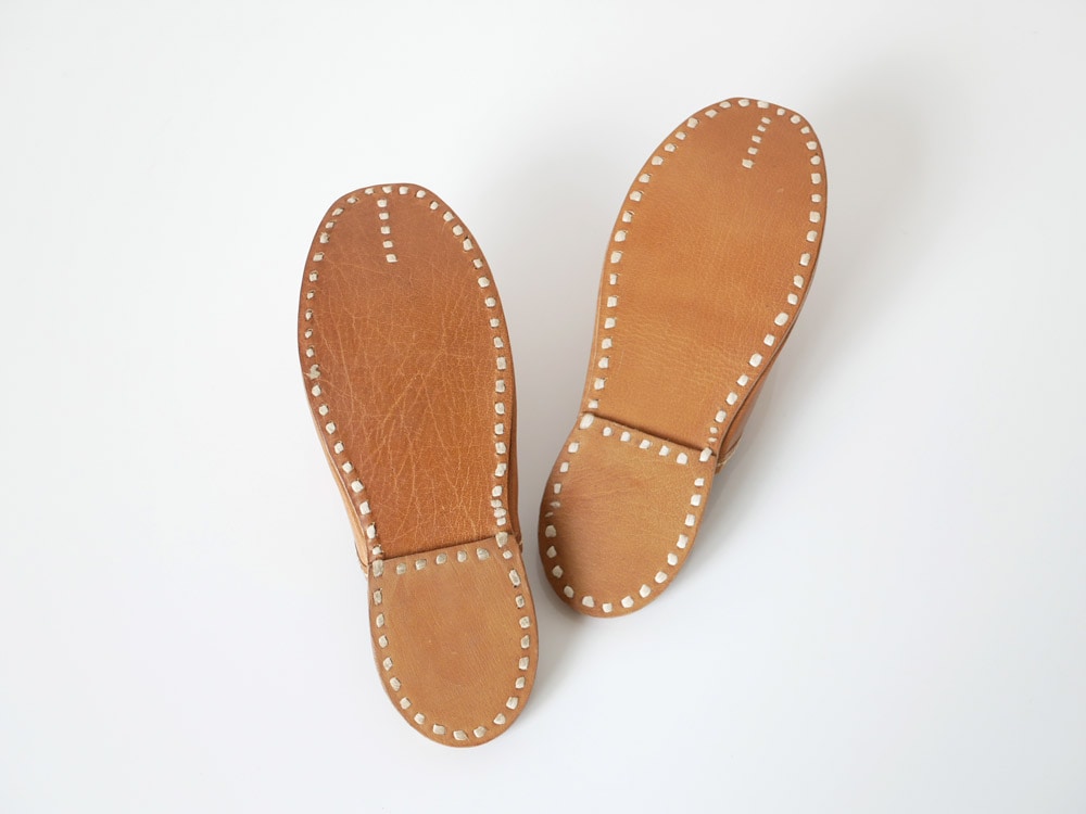 ホーンプリーズのブラウン水牛皮レザースリッパ、リネンステッチと合成ゴムソール付き