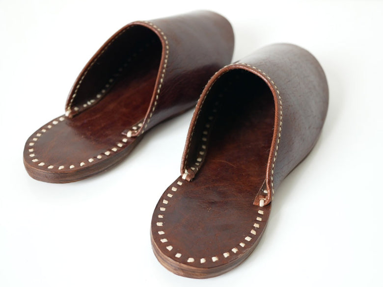ホーンプリーズ製の茶色水牛皮レザーサンダルスリッパ。ストラップ付きで合成ゴムソールを使用した室内履き