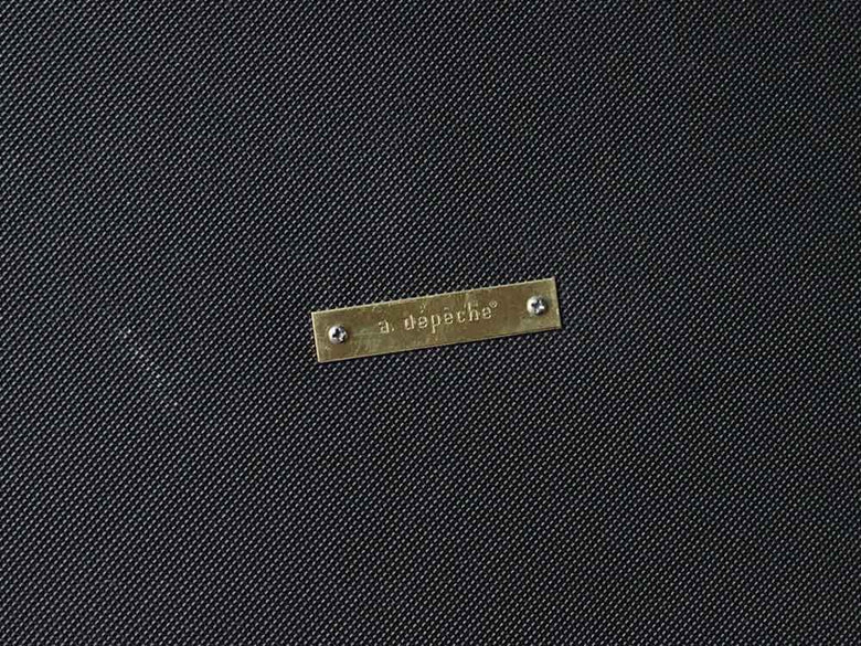 シルバーとレザー、メッシュ素材のオットマン