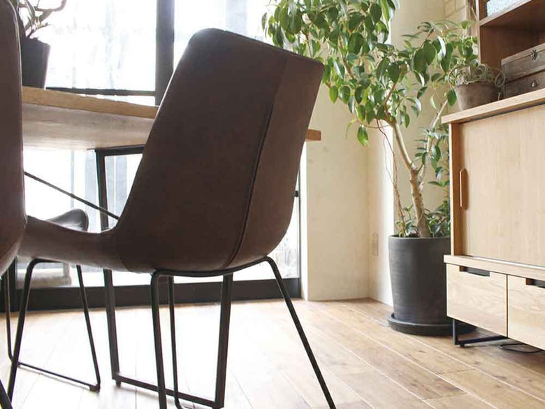 リビングに置かれたライトブラウンのウィングチェア