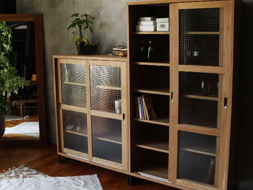 オーク無垢のスライドガラスキャビネット