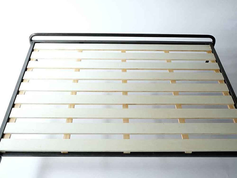 アデペシュのスチールパイプ製ベッドフレーム