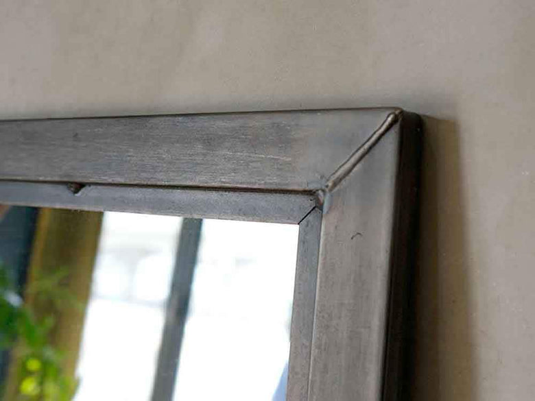 スチールとハードウッドのフレームを持つグレーのミラー