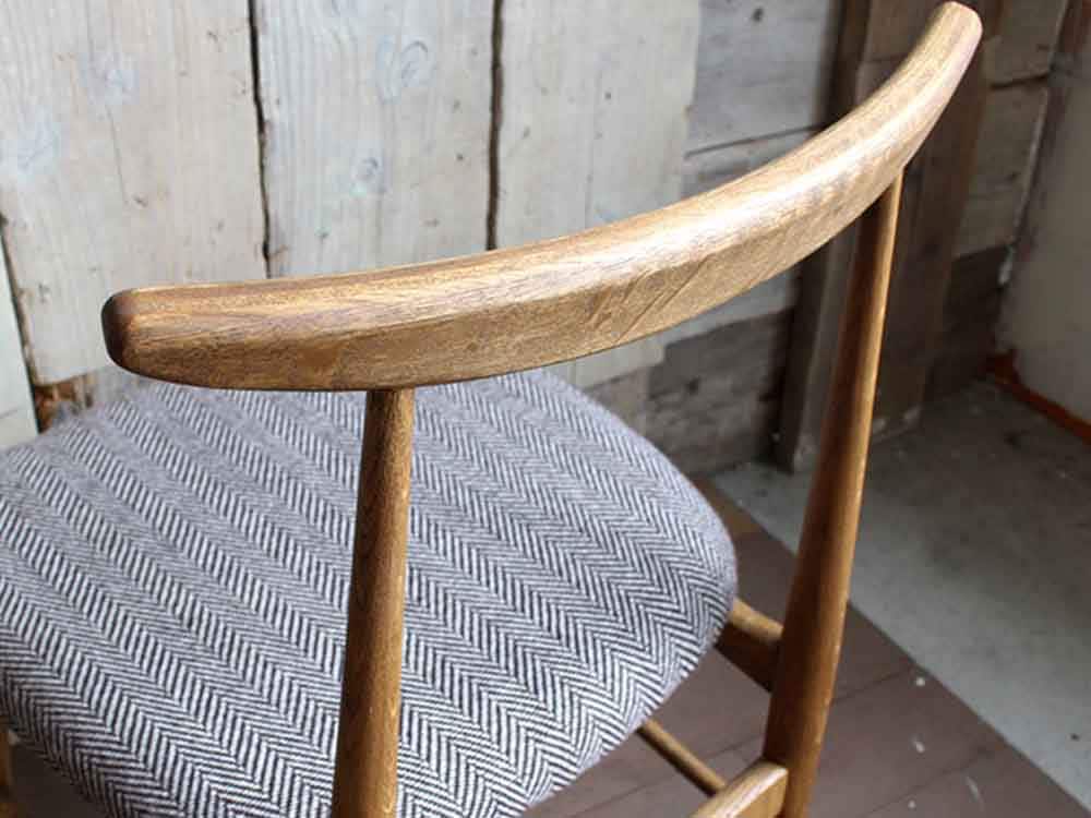 オーク無垢材のヘリンボーン柄ダイニングチェア