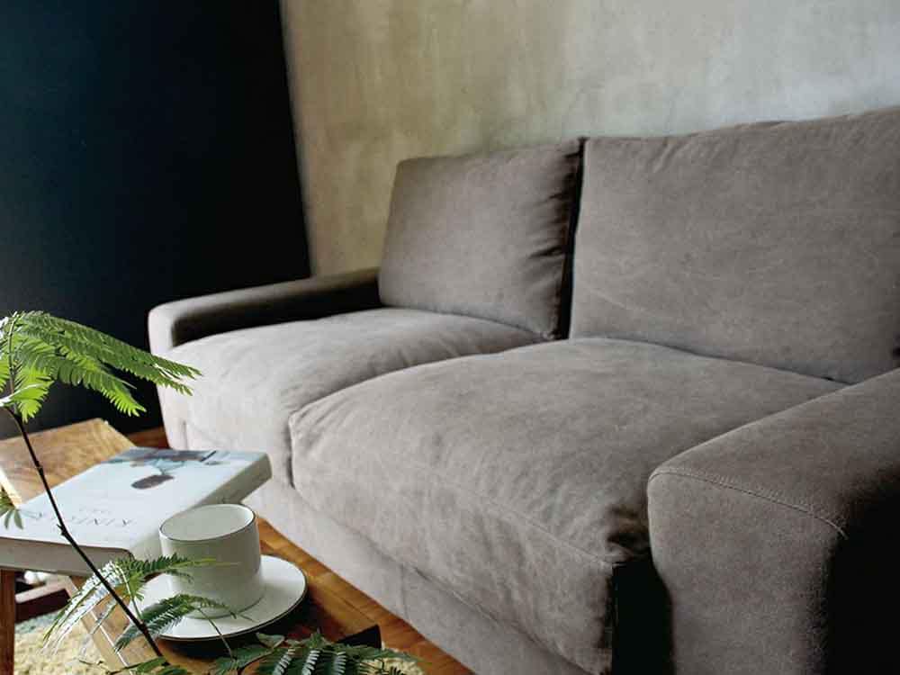 アデペシュ VIDERファブリックソファが配置されたリビングルーム