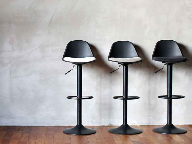 黒とグレーのレザー製バーカウンターチェア、木材とカーボンファイバー使用