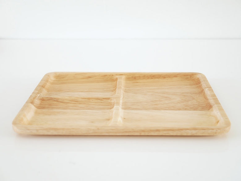 ACACIAの木製カフェプレートと食器が載ったトレイ