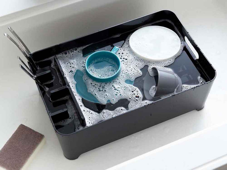 YAMAZAKI/towerのタワー水切りバスケット、プラスチック製のABS樹脂本体とポリプロピレン製トレイがセットになった収納ボックス