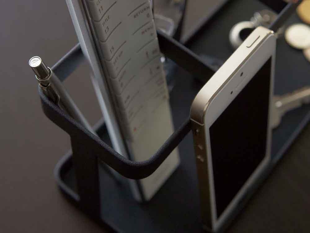 YAMAZAKI/towerブランドのデスクバー。スチールと天然木積層合板を使用した約24.5×9.7×11.3cmサイズのモダンなデスクアクセサリーで、スマートフォンや小型電子機器の整理に最適