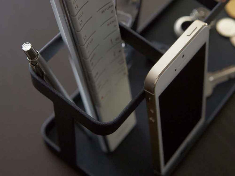 YAMAZAKI/towerブランドのデスクバー。スチールと天然木積層合板を使用した約24.5×9.7×11.3cmサイズのモダンなデスクアクセサリーで、スマートフォンや小型電子機器の整理に最適