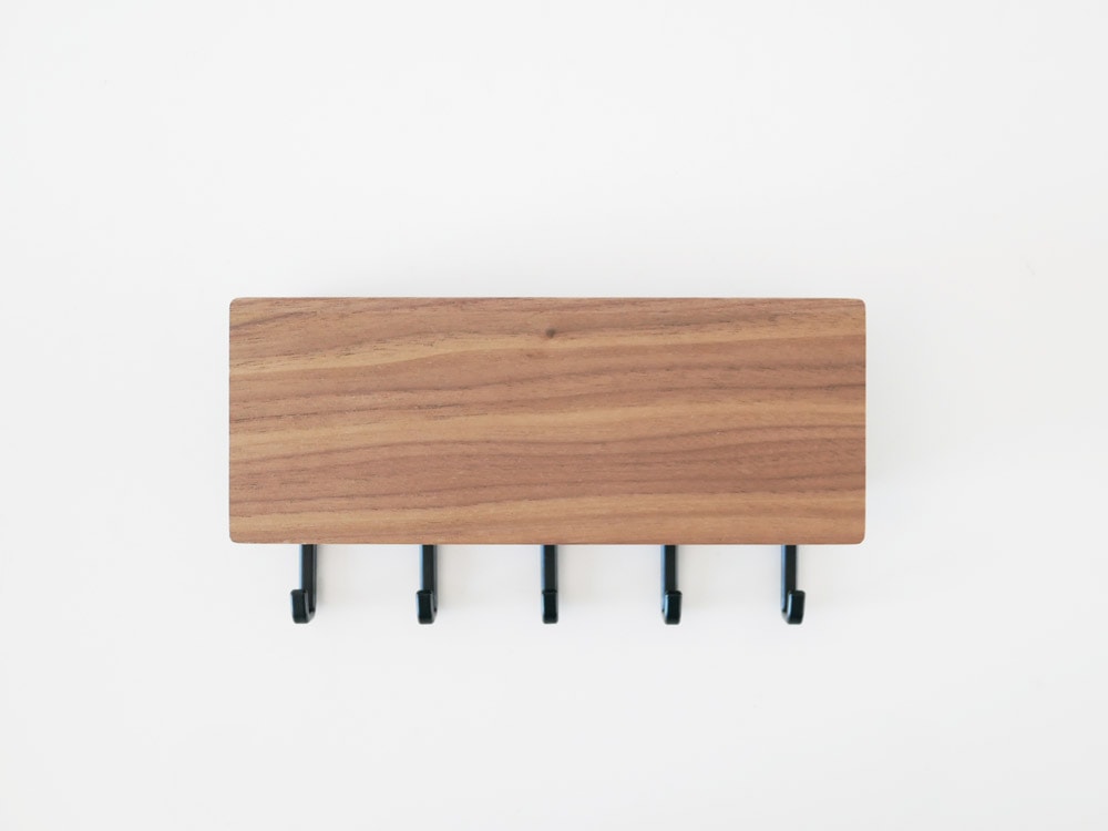 YAMAZAKI/RINのホルダー付きマグネットキーフック、天然木積層合板製で壁に取り付けられたデザイン