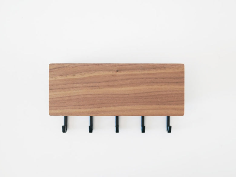 YAMAZAKI/RINのホルダー付きマグネットキーフック、天然木積層合板製で壁に取り付けられたデザイン