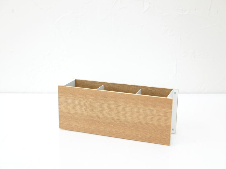 YAMAZAKI/RINのペン＆リモコンラック。天然木積層合板とスチール素材を使用したオフィスデスク用収納ラック