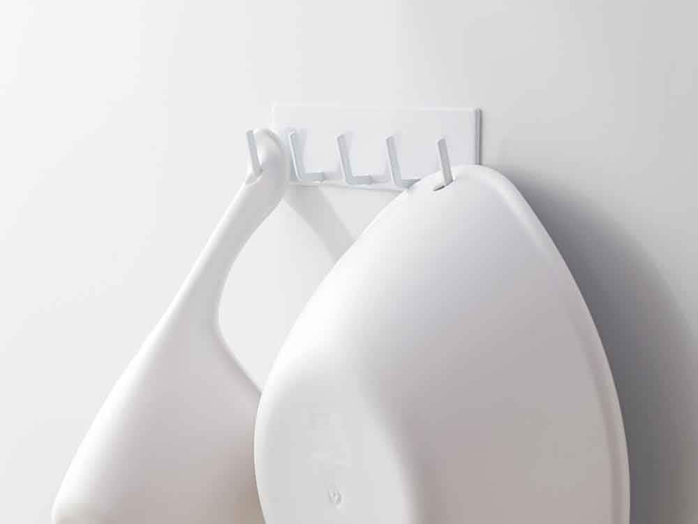 YAMAZAKI tower マグネットバスルームフックが浴室の壁に取り付けられている画像