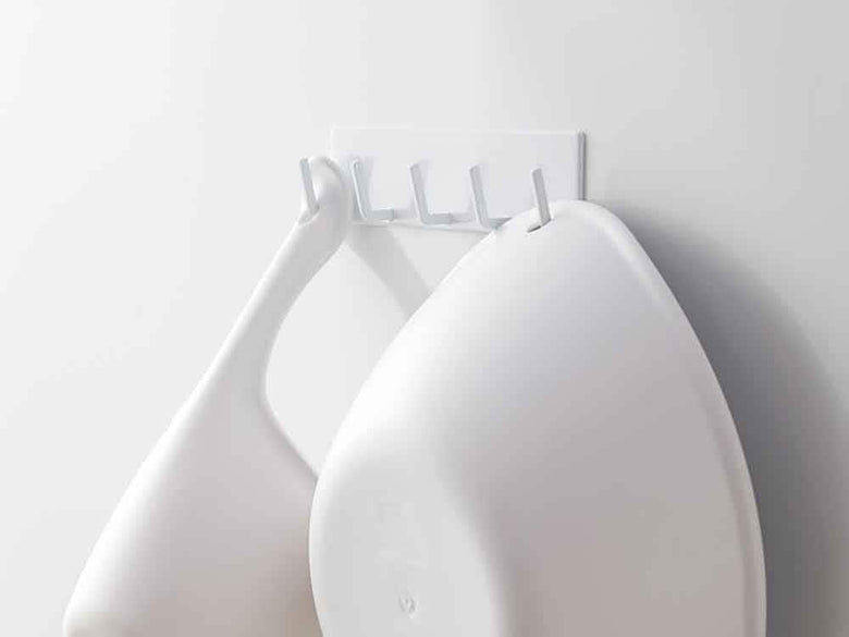 YAMAZAKI tower マグネットバスルームフックが浴室の壁に取り付けられている画像