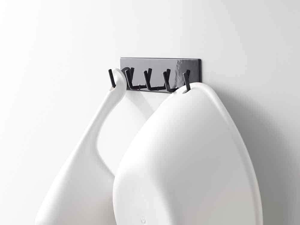 YAMAZAKI/towerブランドの銀色マグネットバスルームフック