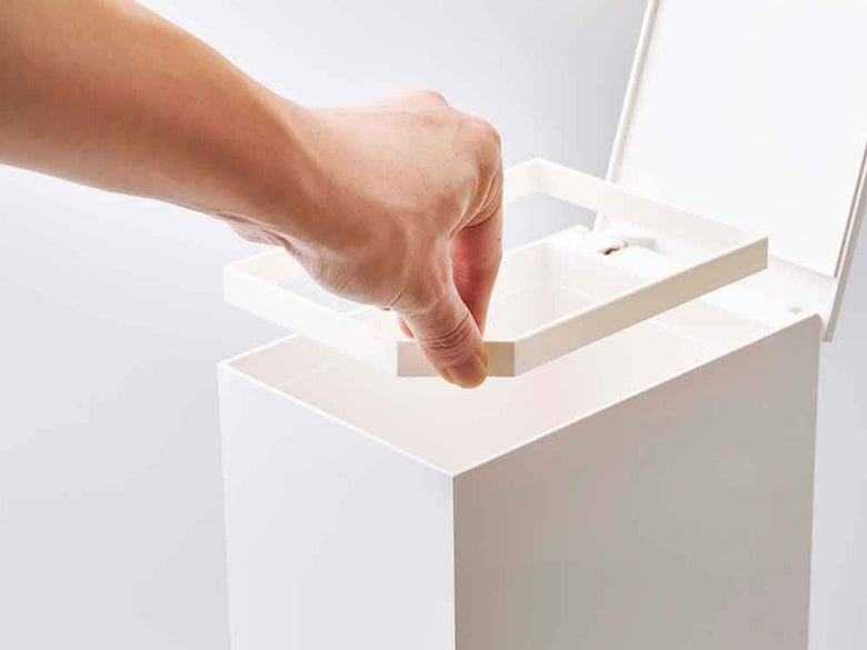 YAMAZAKI/towerのプラスチック製ペダル式トイレポットが講壇の上に展示されている