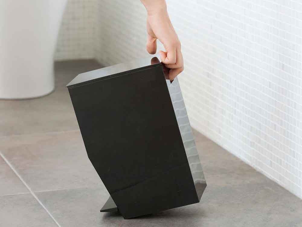 YAMAZAKI/tower製シルバー色ペダル式トイレポット。ABS樹脂とスチールを使用したコンパクトなデザイン。