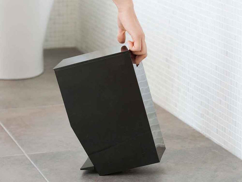 YAMAZAKI/tower製シルバー色ペダル式トイレポット。ABS樹脂とスチールを使用したコンパクトなデザイン。