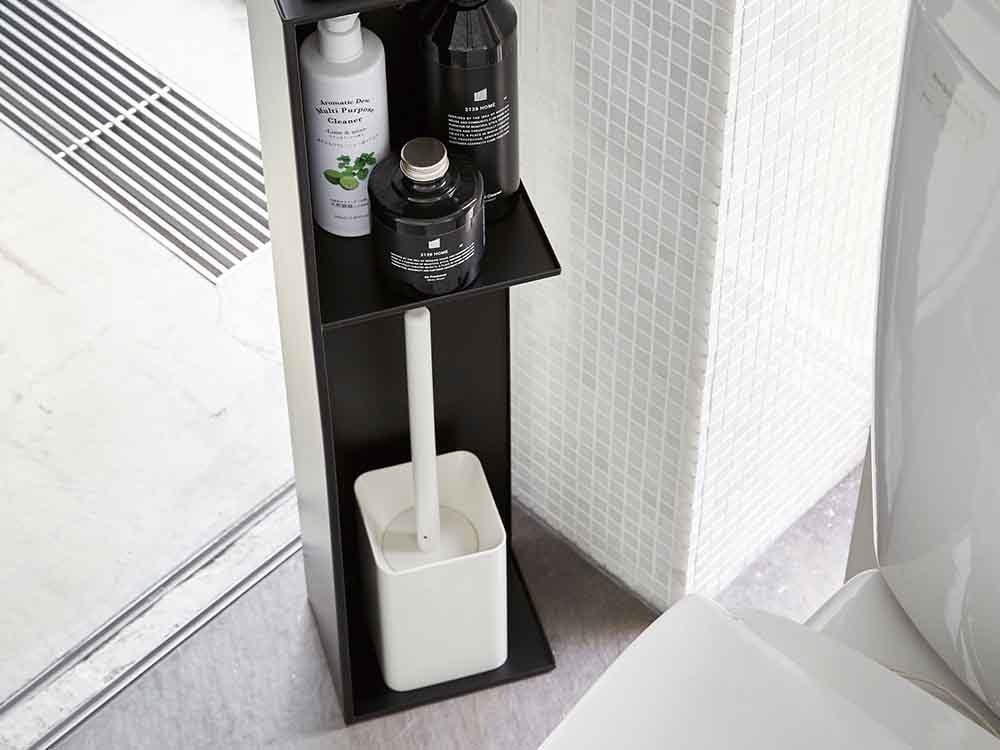 バスルームに設置されたYAMAZAKI/towerのスリムトイレラック。棚にはトイレットペーパーやペーパータオル、花鉢などが整理されています。