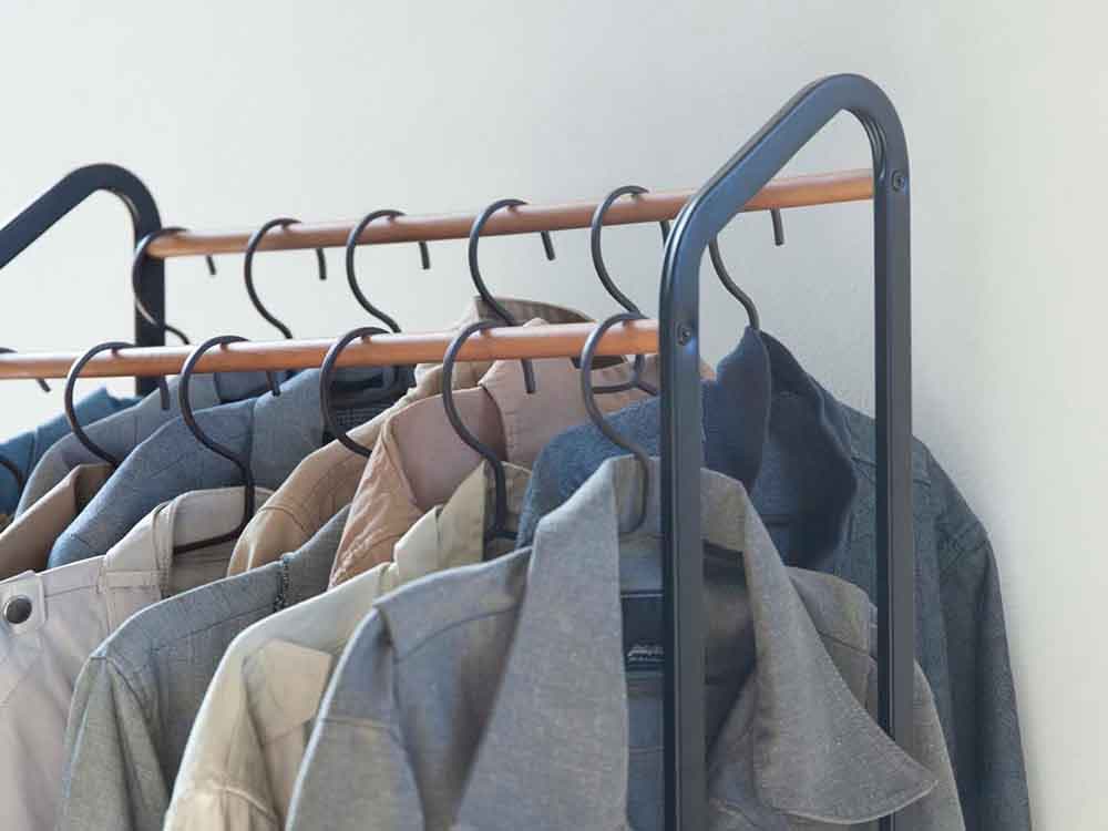 タワー製キャスター付きハンガーラック。スチールと天然木を使用した衣類収納用のスタイリッシュなラック。