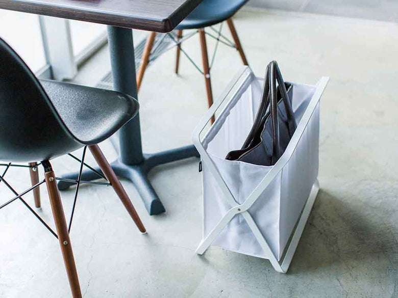 YAMAZAKI/towerのグレーとシルバーのスチール製手荷物収納ボックス