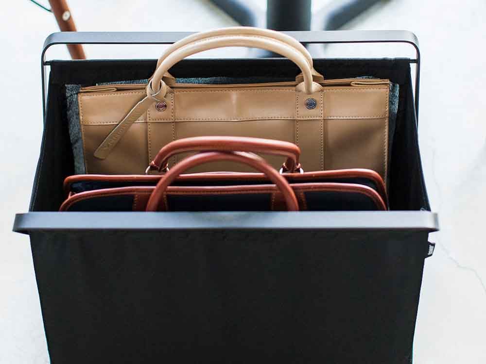 YAMAZAKIタワー手荷物収納ボックス、レザー調ショルダーストラップとハンドルを備えたスチールフレームの収納バッグ