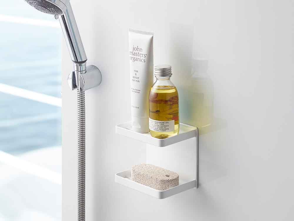 バスルームに設置されたタワー製マグネット2段ソープトレー