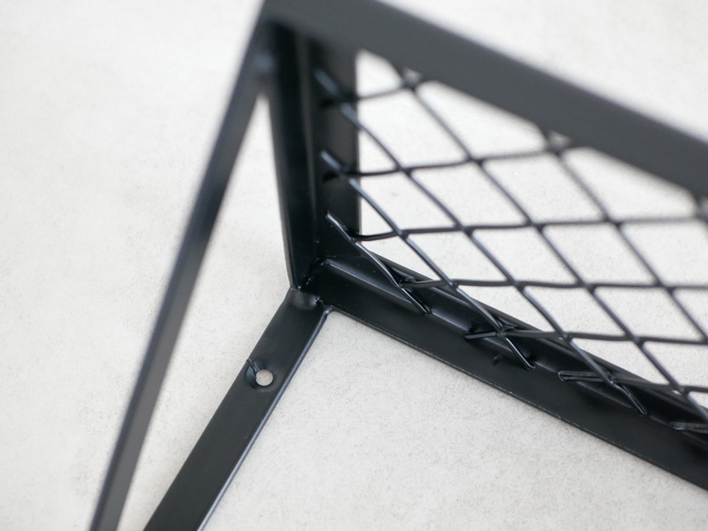 ポッシュリビングの銀色メッシュメタルラック