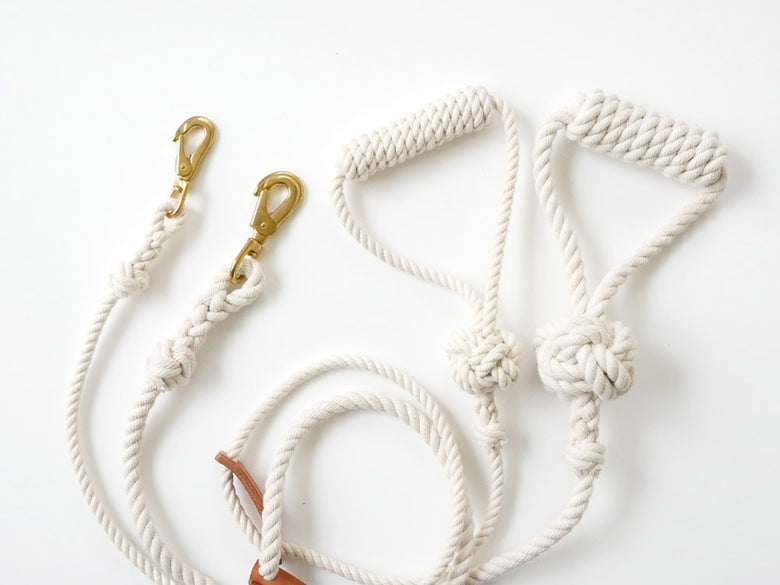 TOOLS FOR THE DOG製の手染め日本製ドッグリード。ロープと結び目が特徴の耐久性あるストラップ