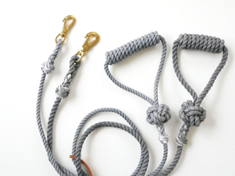 TOOLS FOR THE DOGの手染めロープ製ドッグリード。結び目とストラップが特徴で、小型から中型犬に適した耐久性のあるデザイン。