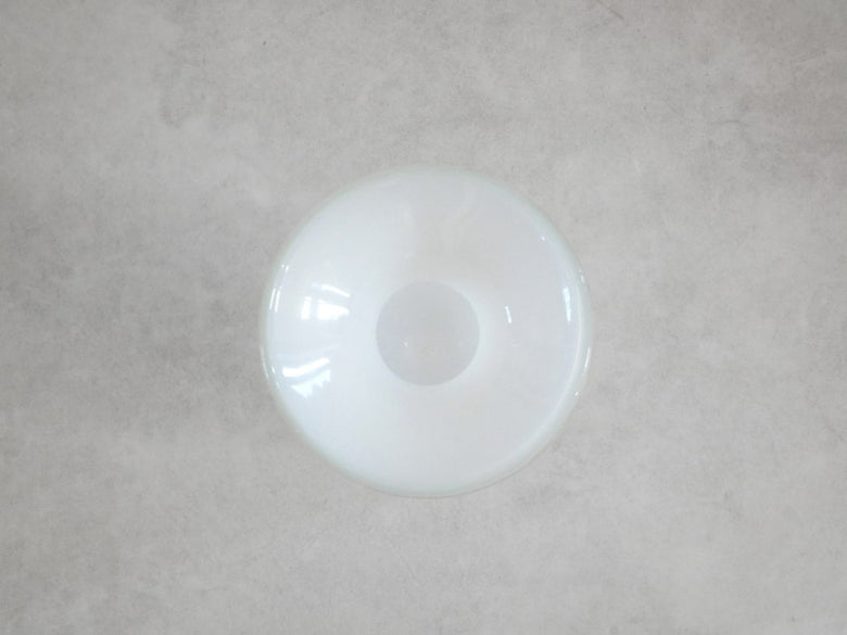 白い天井にPOSH LIVINGのガラス製フロートベースが吊るされ、銀や陶器の食器が周囲に配置されている室内シーン