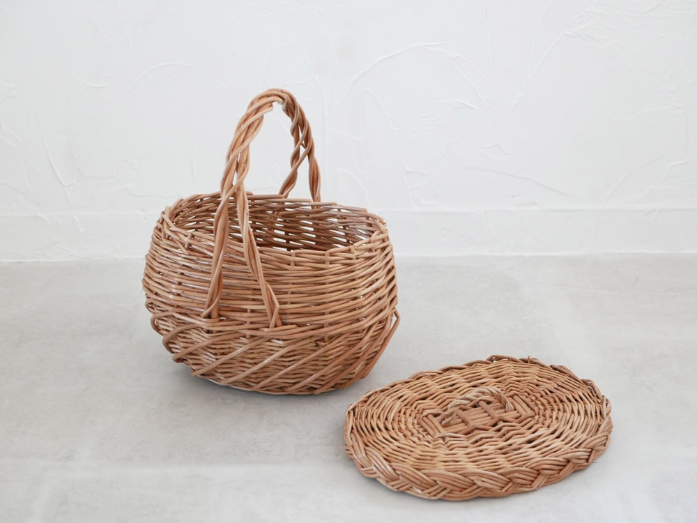 POSH LIVINGブランドの天然柳素材を使用したハンドル付きウィッカーバスケット、収納やピクニックに最適なデザイン。