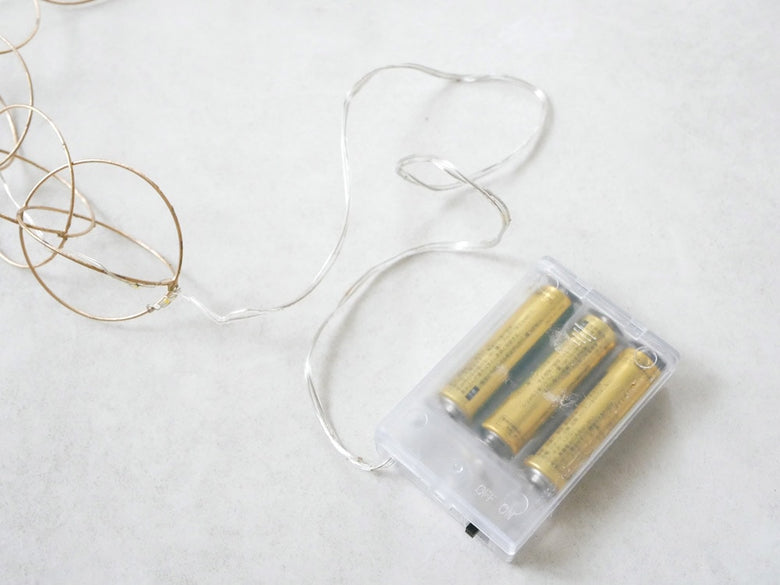 ホーンプリーズMADEのブラスとシルバーの電気ケーブルにLEDライトが装飾されたワイヤーガーランド。