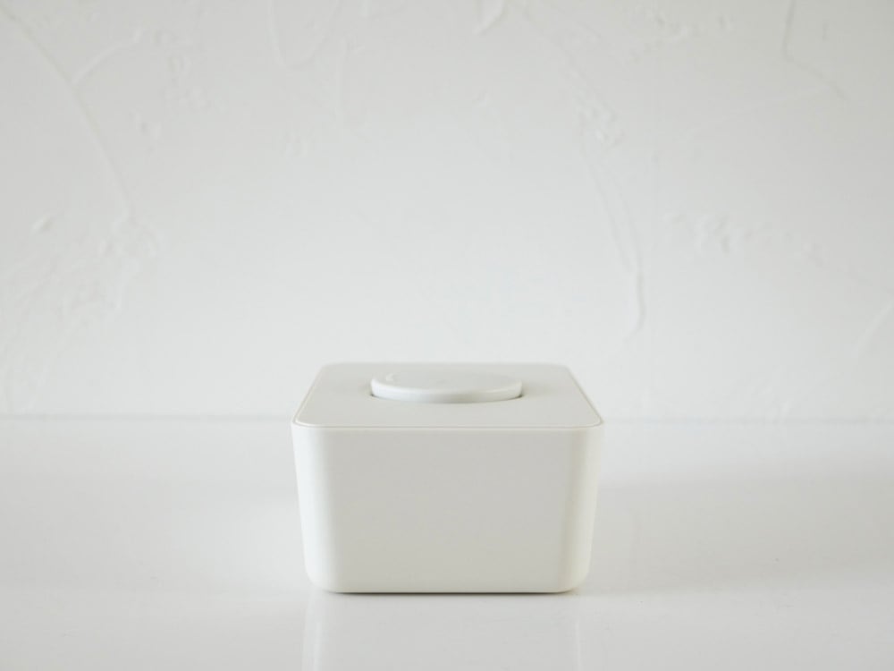 サラサデザインのシリコン蓋付きウェットティッシュホルダー。ABSとシリコン製で幅170×奥行120×高さ80mmのコンパクトなデザイン。