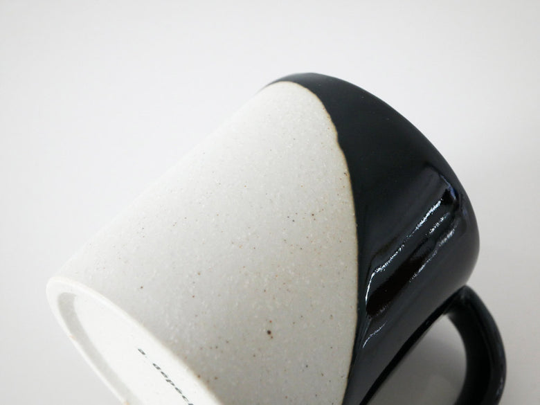 アデペシュ製の美濃焼陶器マグカップ