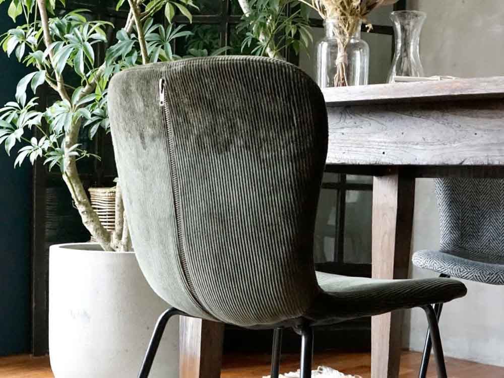 グレーの木製チェア