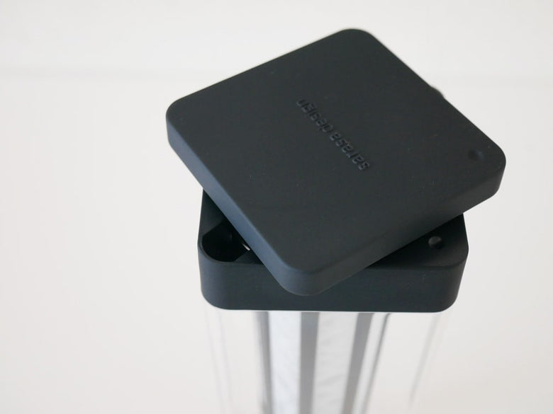 sarasa designのウォータージャグ。1.2リットル容量の銀色プラスチック製で、水出しフィルター付きのシンプルなデザイン。高さ275mm。