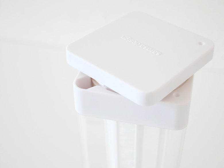 サラサデザインの水出しフィルター付きウォータージャグ。透明なメタクリルとABS製で容量1.2リットル