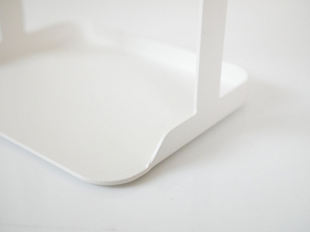 マーナの調味料ラックとオフィス用品が置かれた棚