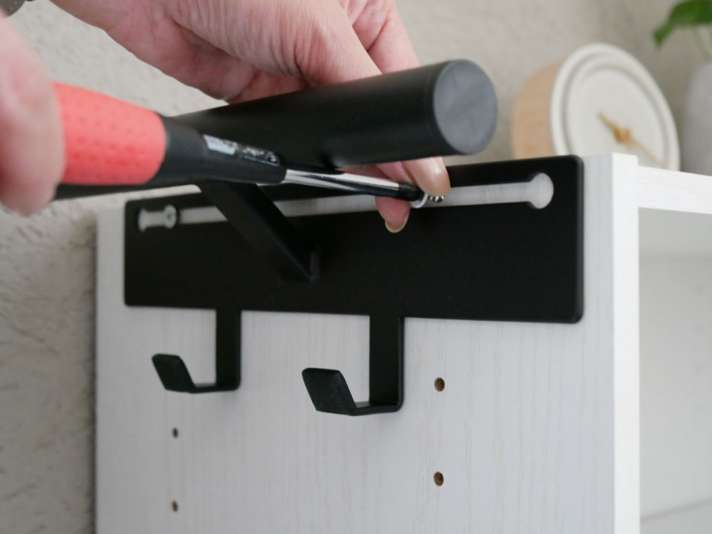 RINのカラーボックス横ランドセル＆リュックハンガーが壁に掛かっている