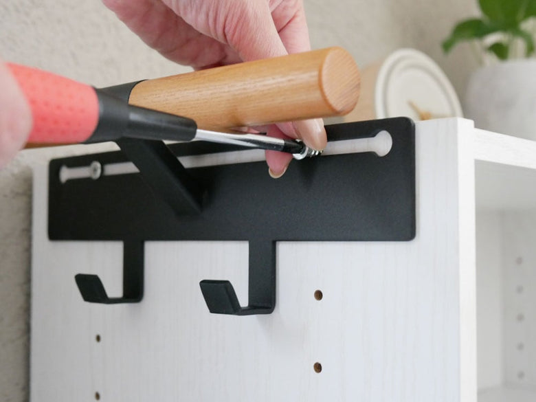 カラーボックスに取り付けたランドセルとリュックのハンガー