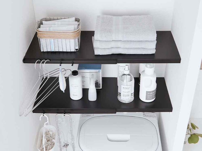 YAMAZAKIタワー伸縮棚がつっぱり棒に設置されている様子