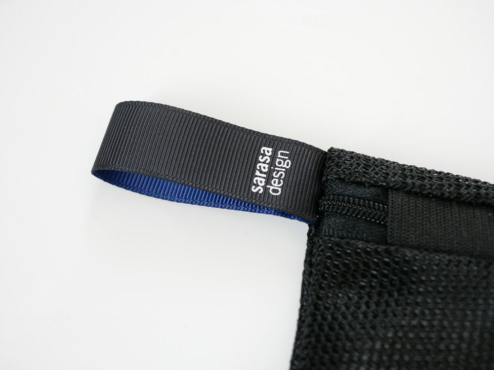 サラサデザインのリバーシブルフラットランドリーネット、メッシュ素材とウェビングストラップ付き