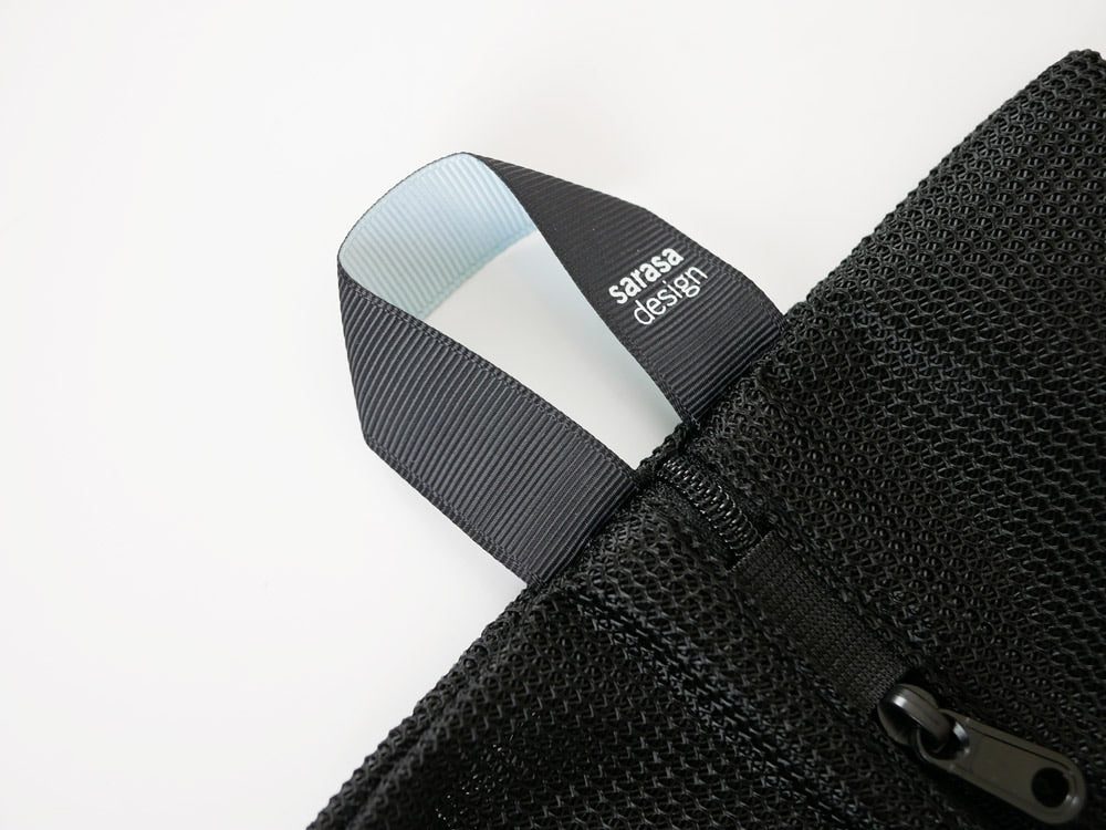 【sarasa design/サラサデザイン】b2c ランドリーネット ワイド、グレーのメッシュとストラップを備えた洗濯用ネット