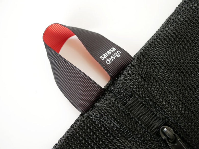 サラサデザインのb2cランドリーネット ワイド。ポリエステル製のストラップとメッシュウェビングを備えた洗濯用ネット