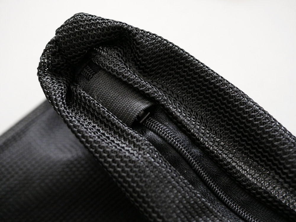 グレーのメッシュ素材にレザーのストラップとシルバーのジッパーが付いたサラサデザインのランドリーネットバッグ