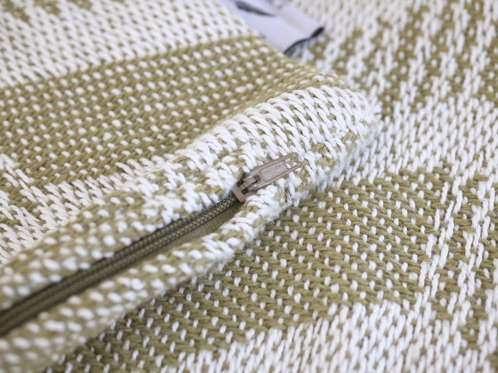 POSH LIVINGのシルバー織り模様クッションカバー