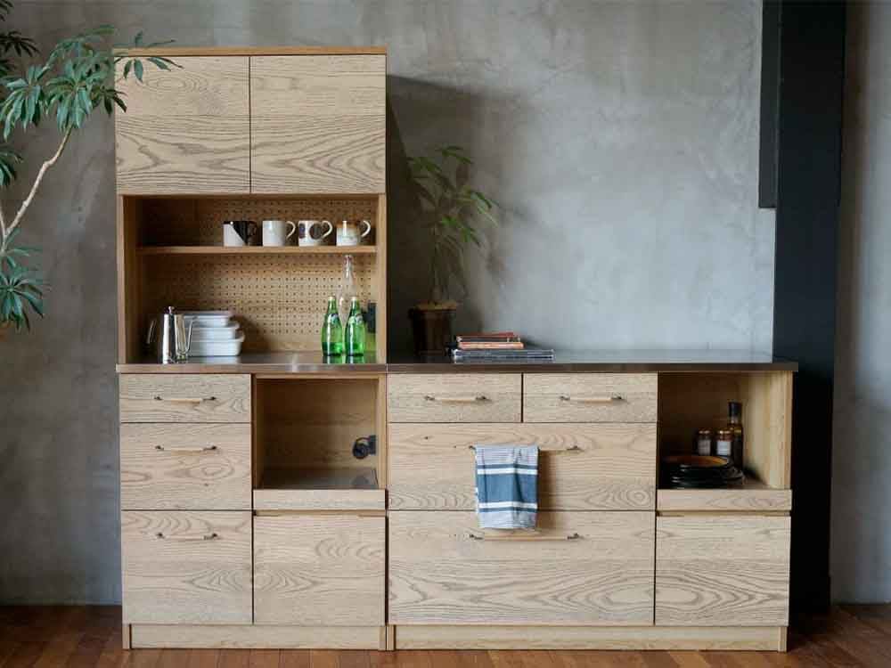 木製カウンターボード、引き出しと棚が特徴