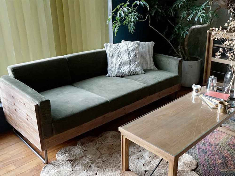 ナチュラルウッドのWARMソファがあるリビングルーム